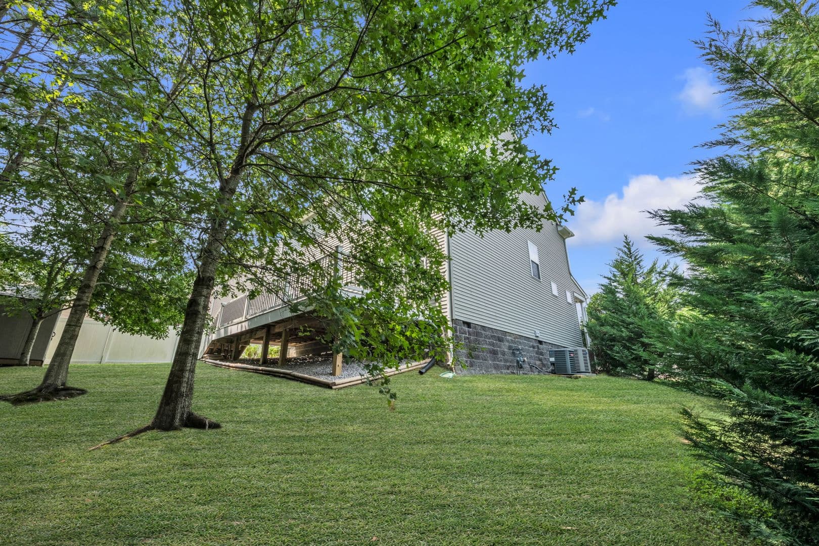 Williamsburg House: 303 Cheeseman Drive