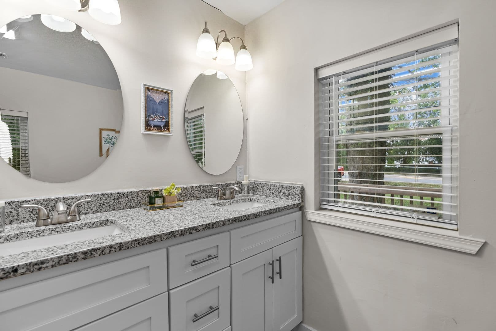 Williamsburg House: 5472 Olde Towne Rd