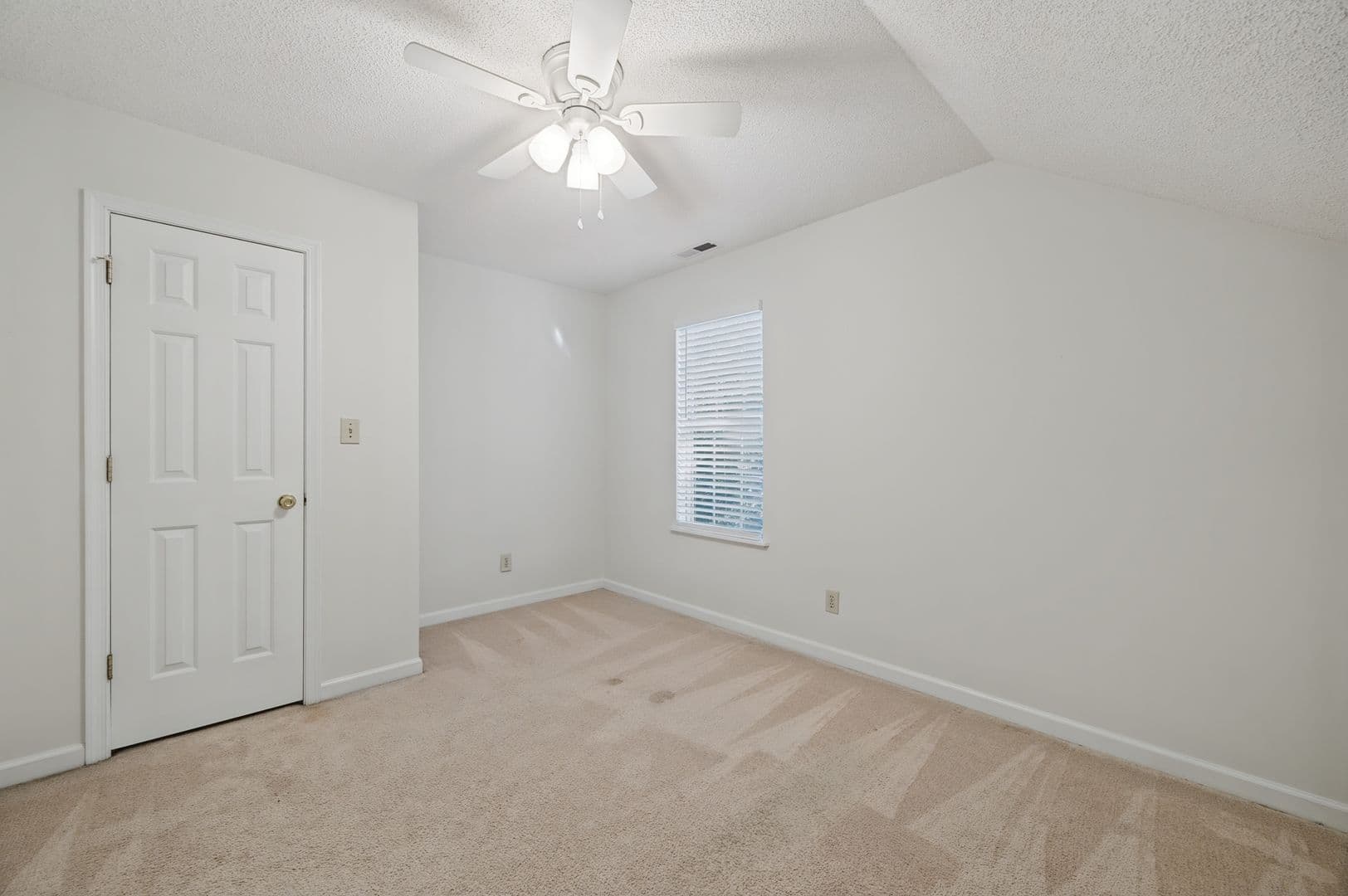 Yorktown House: 203 Lynns Way