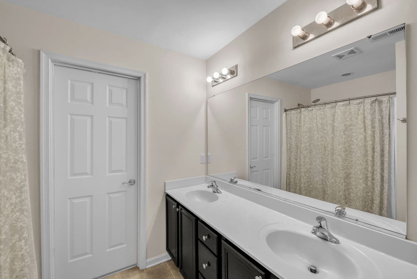Williamsburg House: 303 Cheeseman Drive