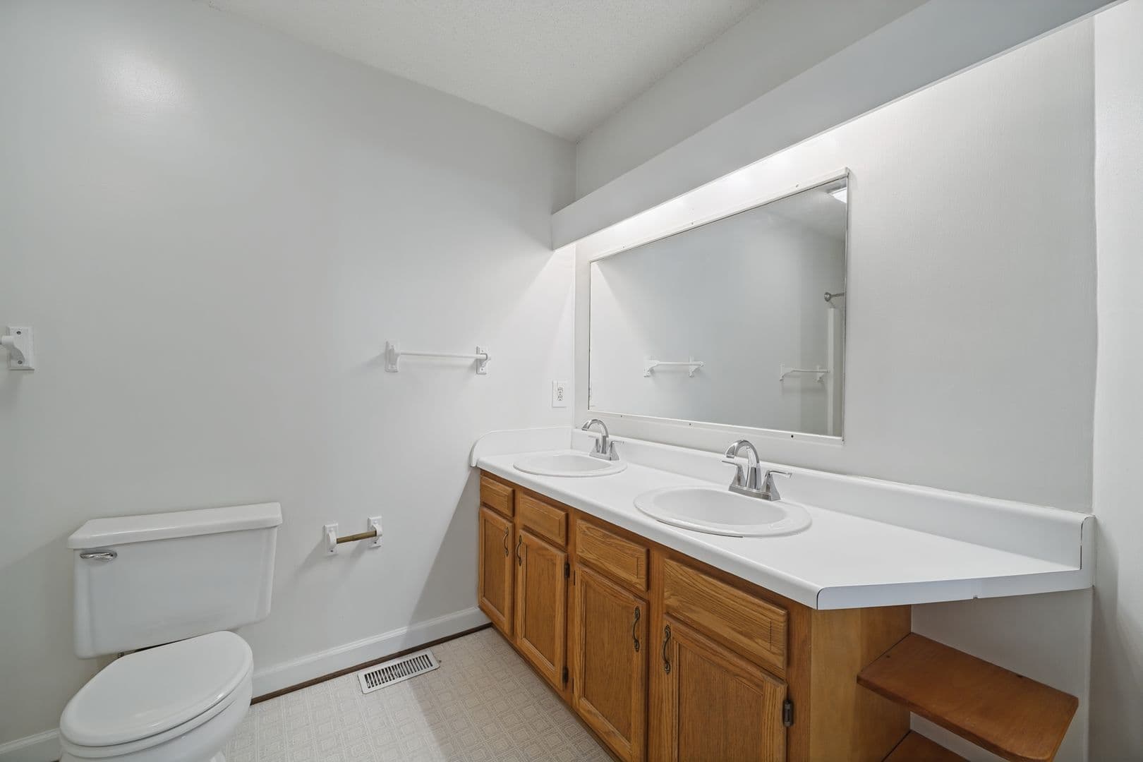 Yorktown House: 203 Lynns Way