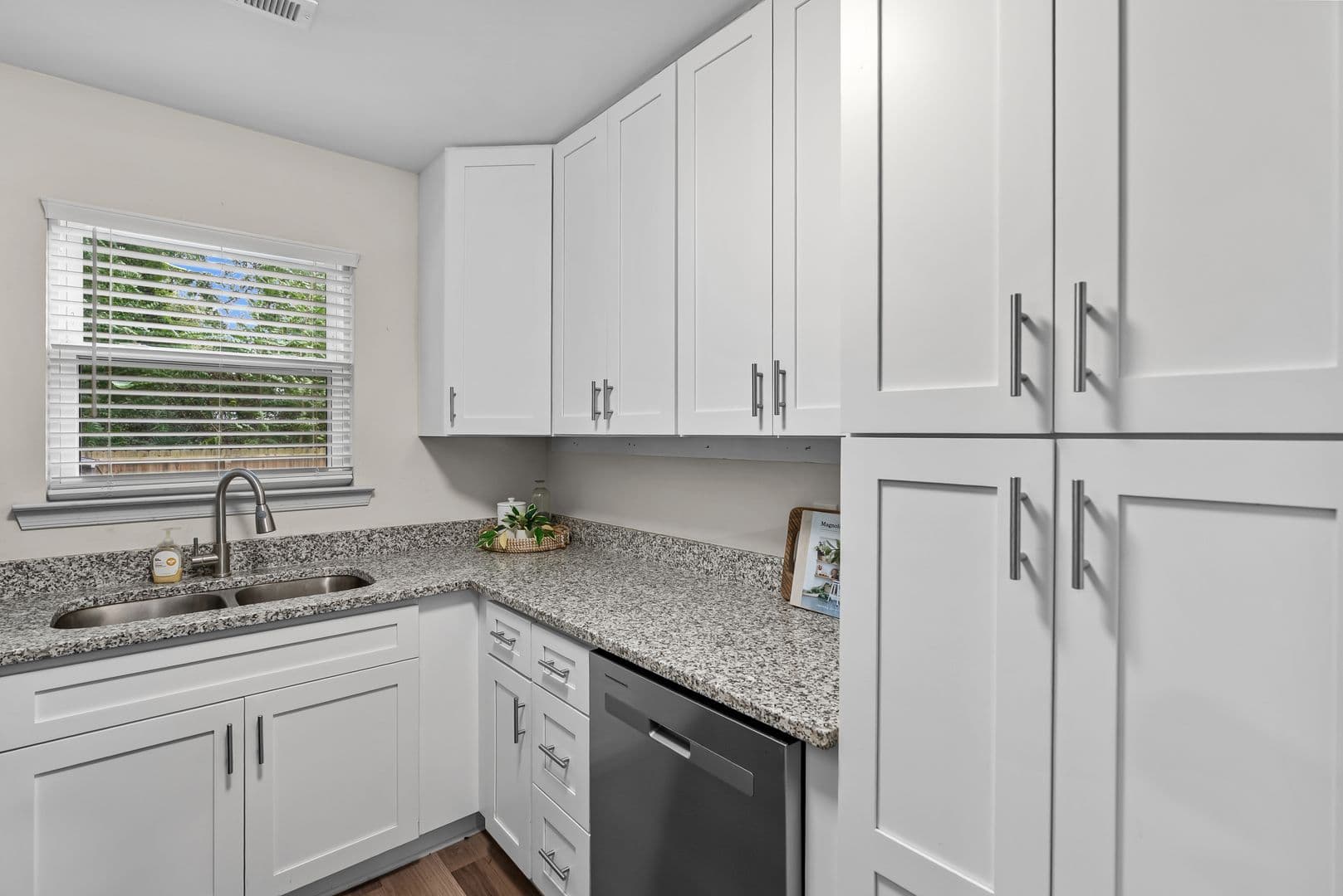 Williamsburg House: 5472 Olde Towne Rd