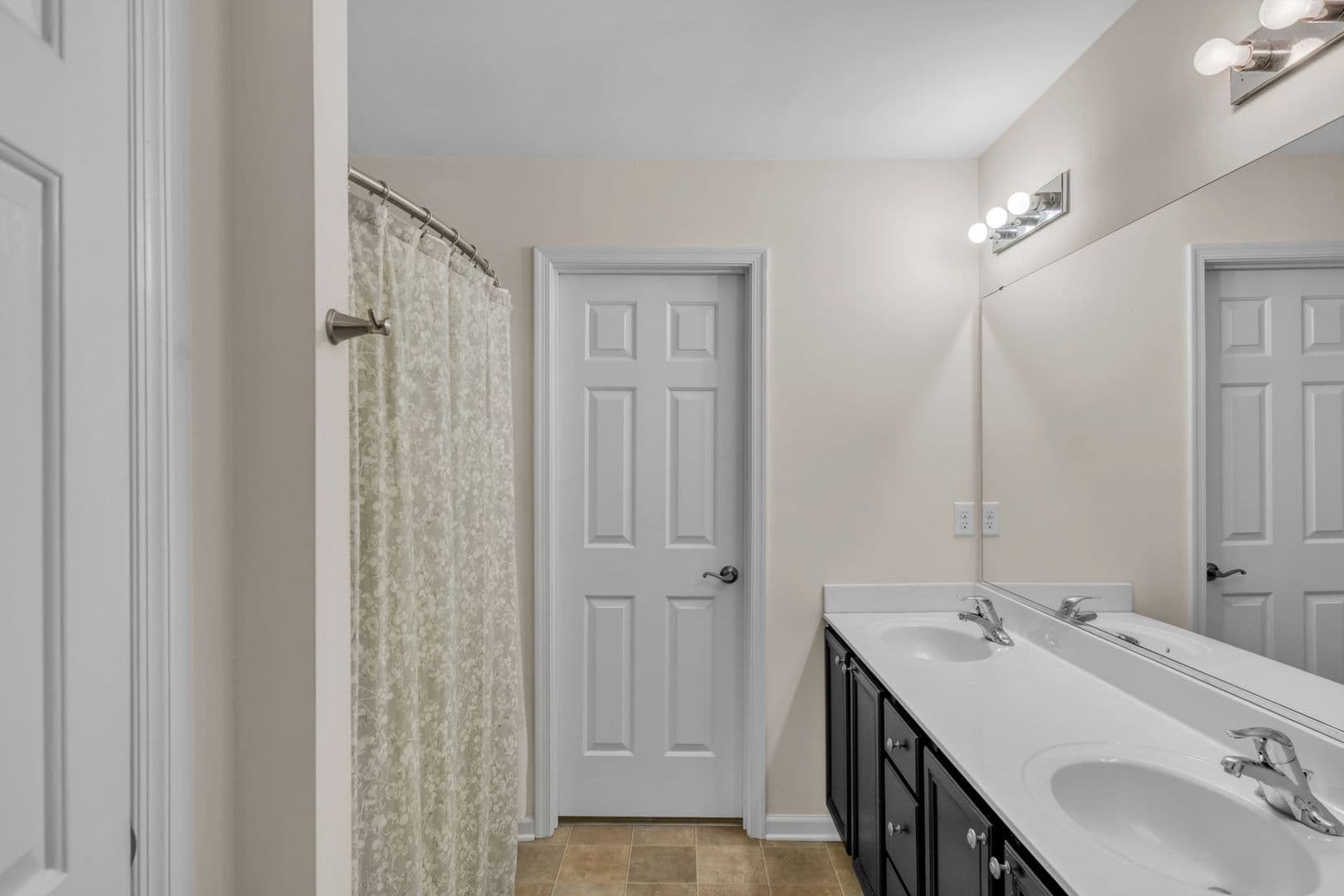 Williamsburg House: 303 Cheeseman Drive