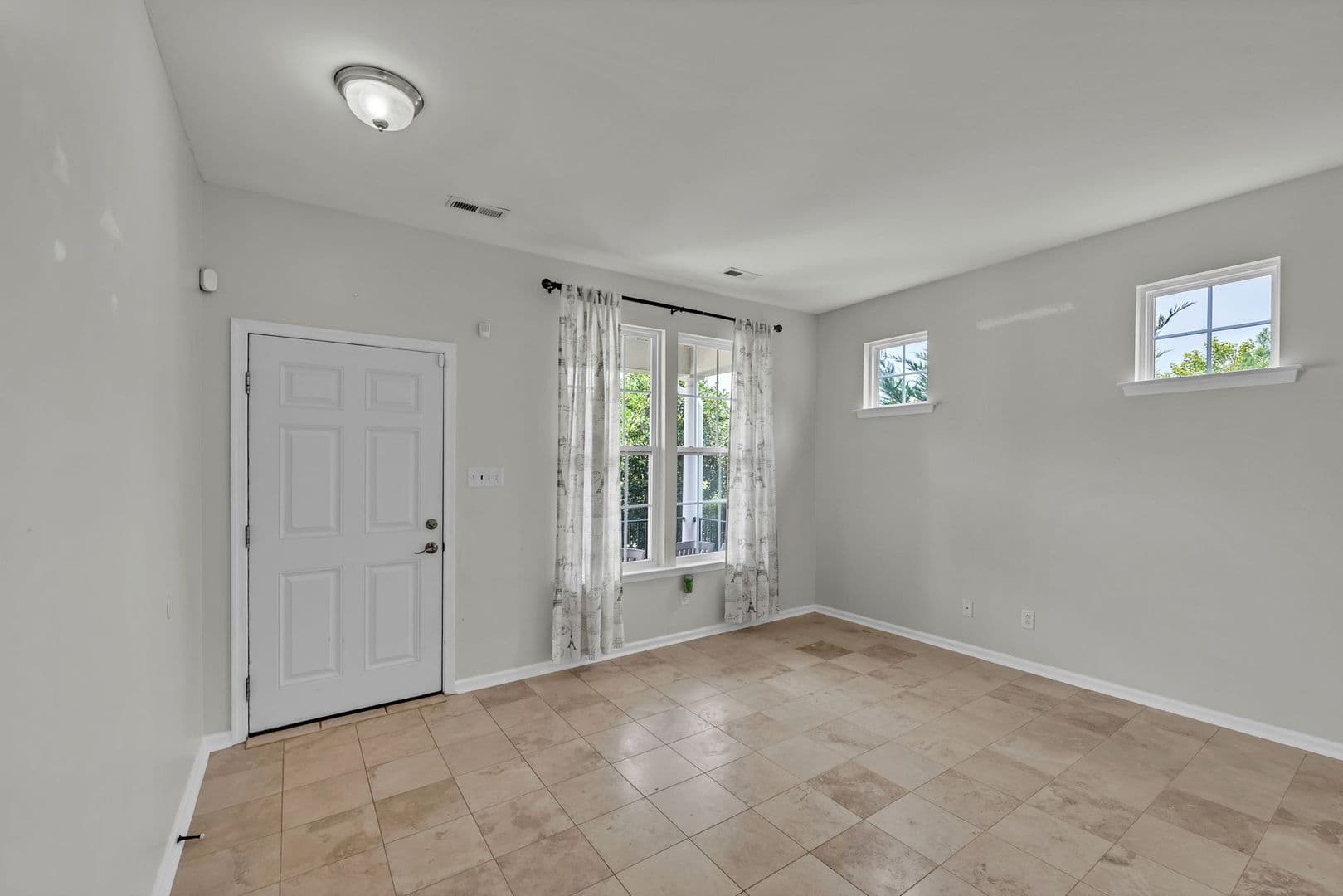 Williamsburg House: 303 Cheeseman Drive