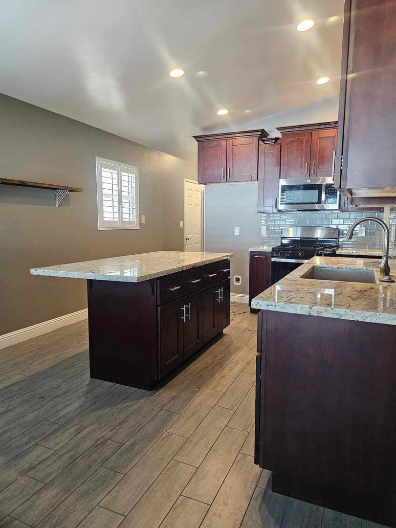 Riverside House: 2975 Robin Road