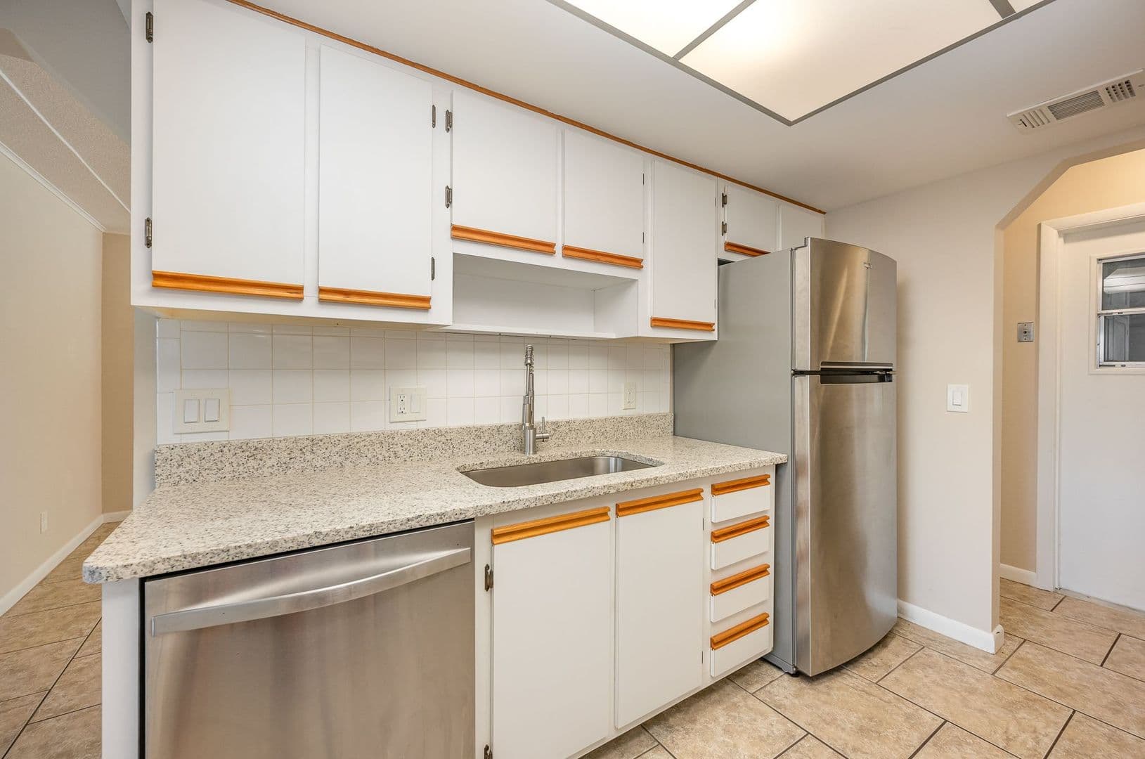 Melbourne House: 511 Avignon Drive