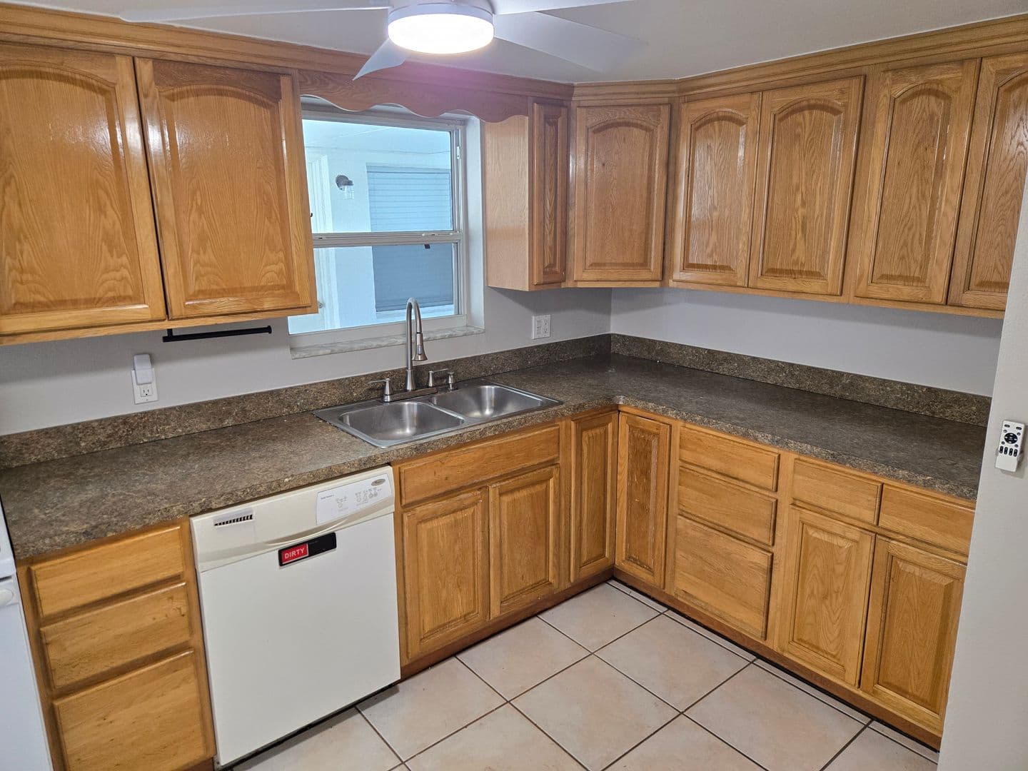 Melbourne House: 2216 Lakeview Dr