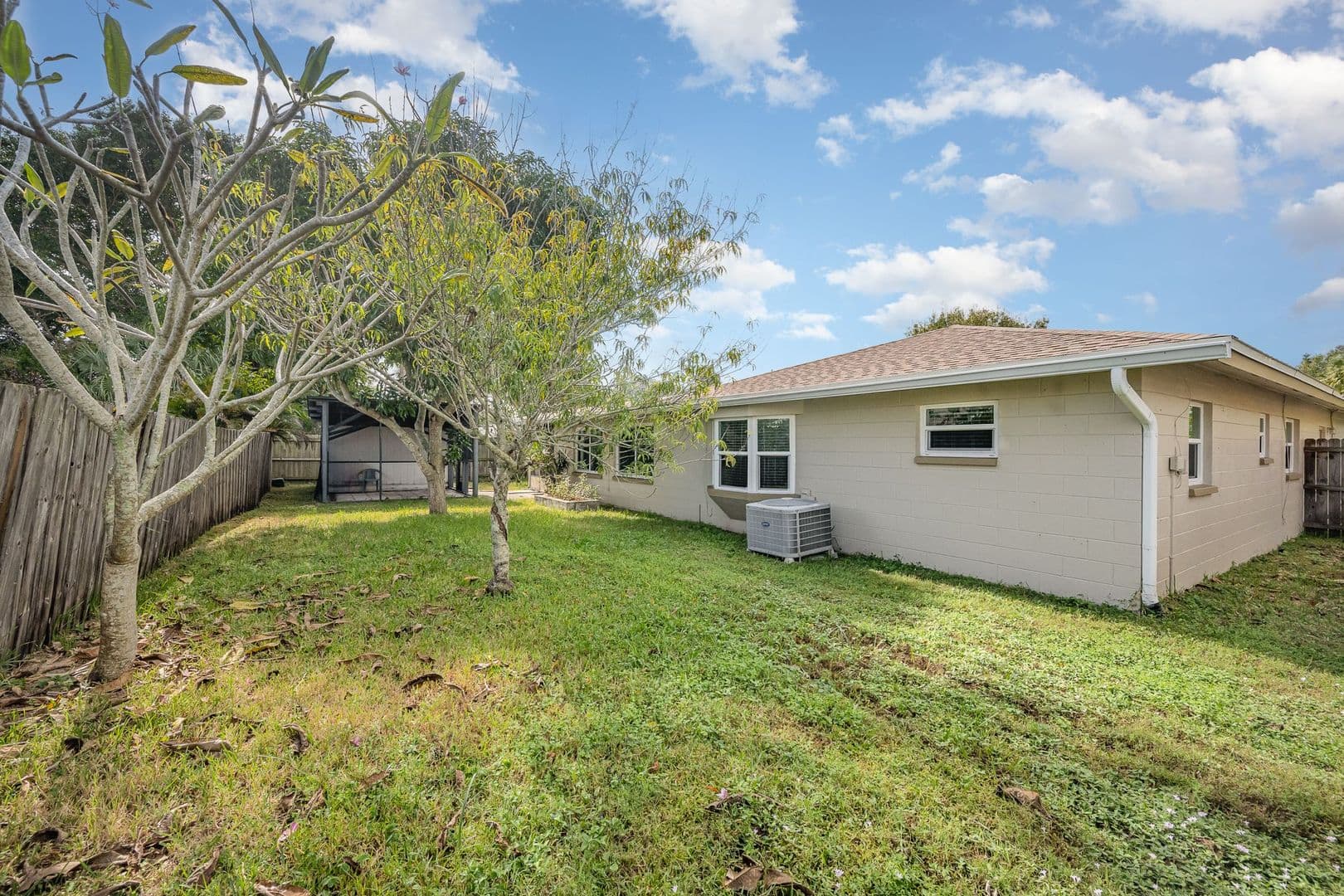 Melbourne House: 511 Avignon Drive