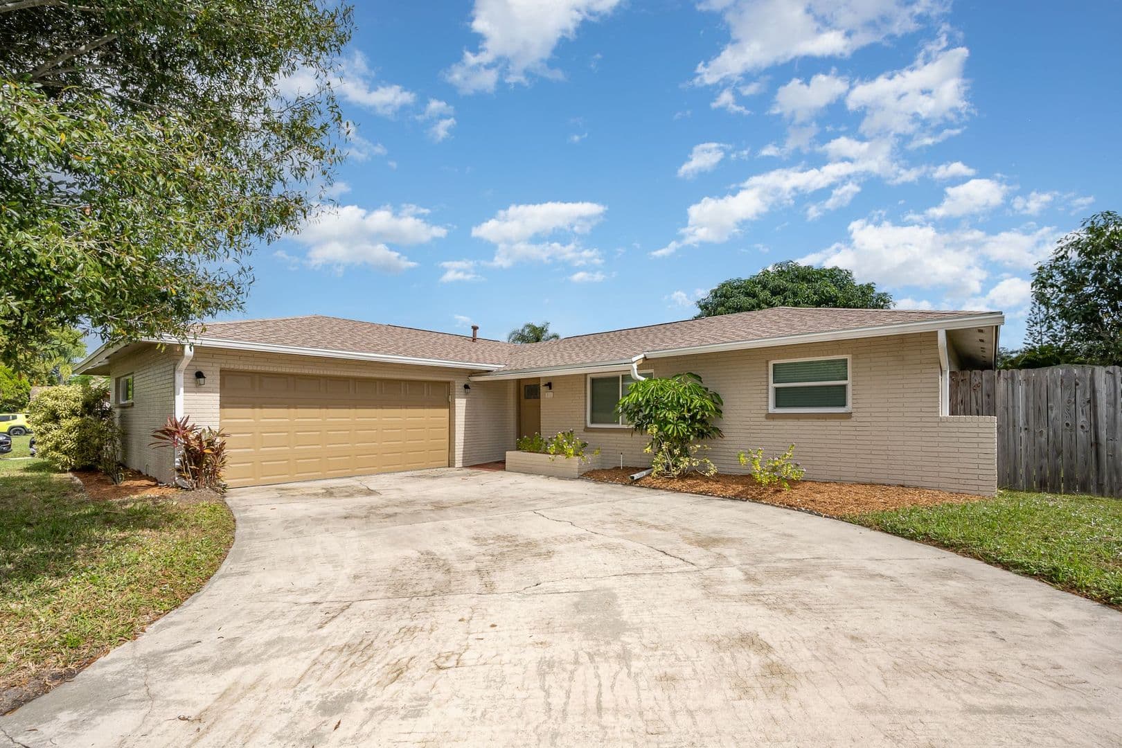 Melbourne House: 511 Avignon Drive
