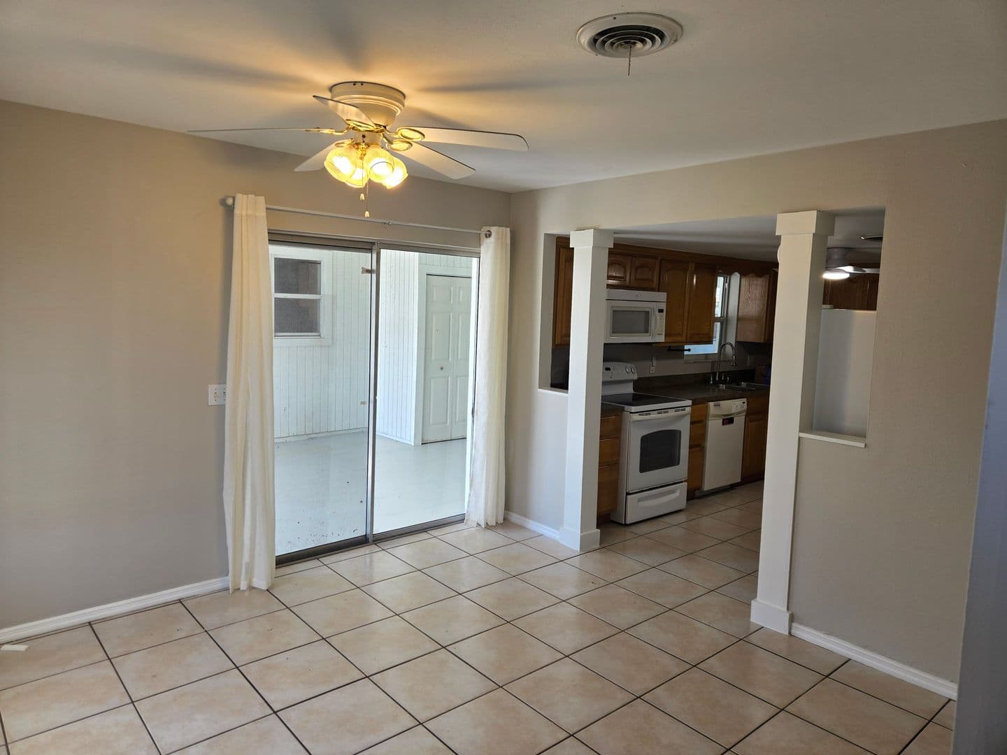Melbourne House: 2216 Lakeview Dr