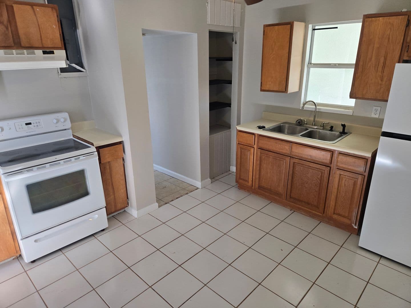 Melbourne House: 2216 Lakeview Dr
