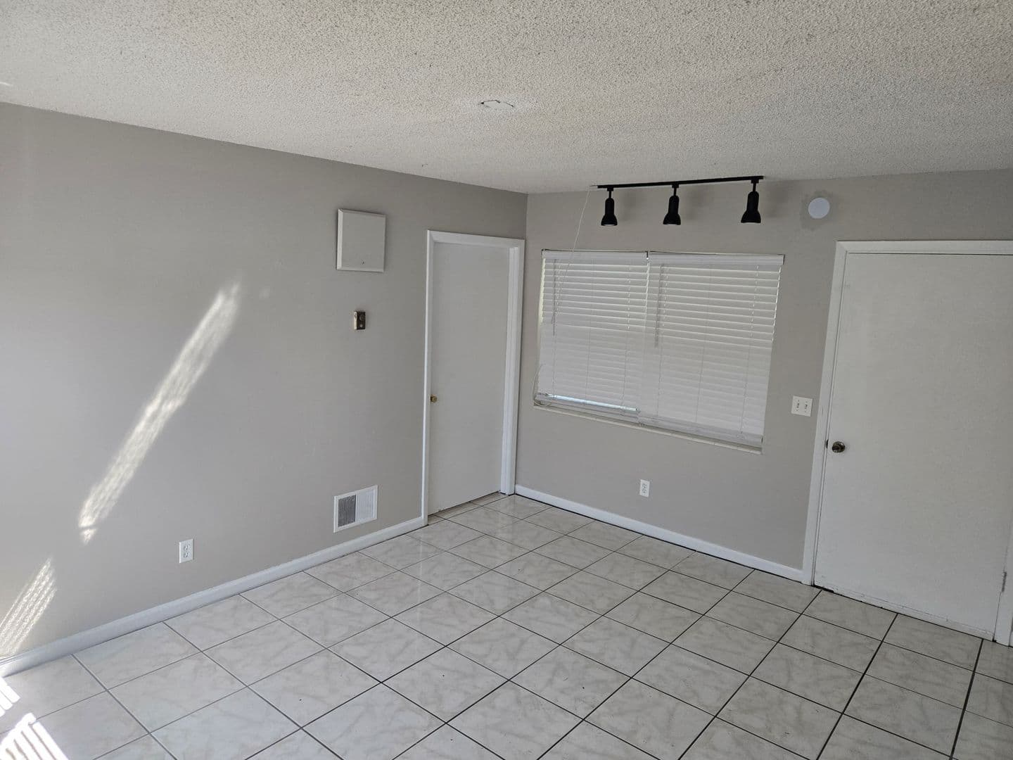 Melbourne House: 2216 Lakeview Dr