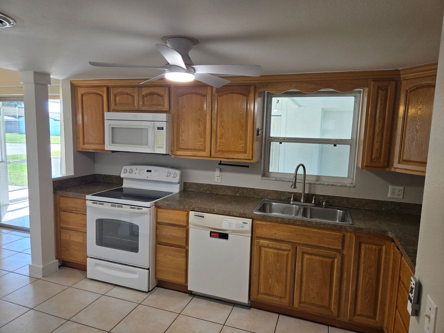 Melbourne House: 2216 Lakeview Dr