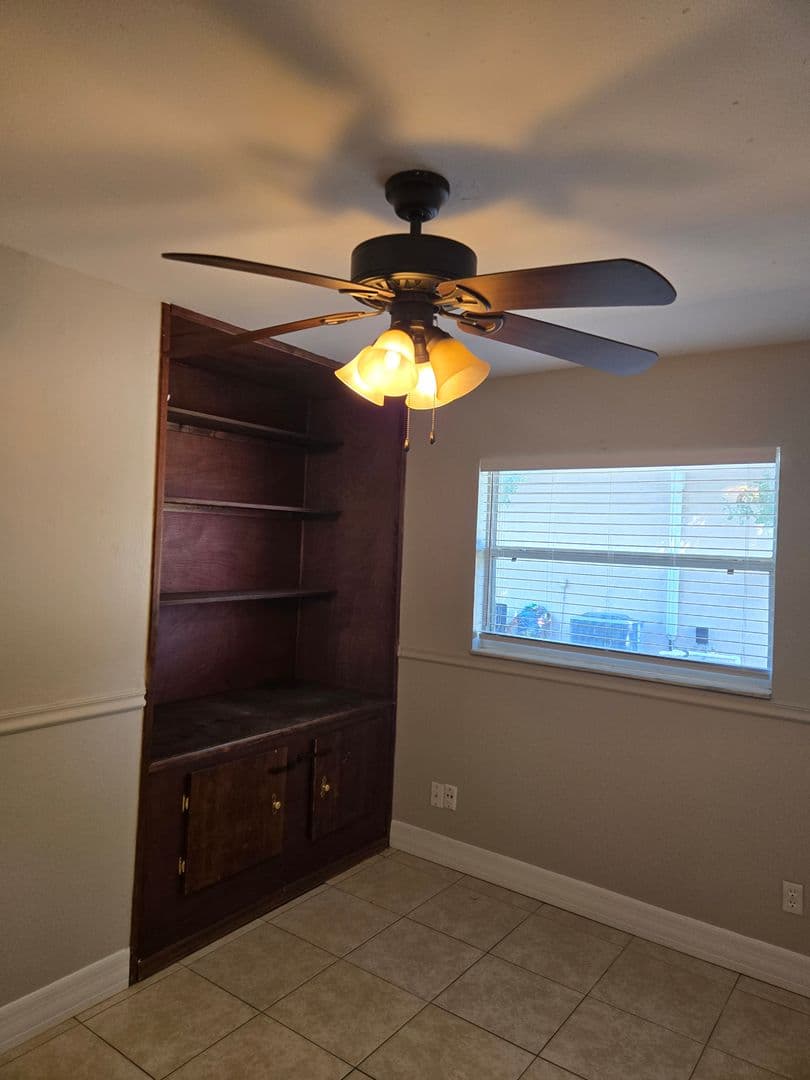 Melbourne House: 2216 Lakeview Dr