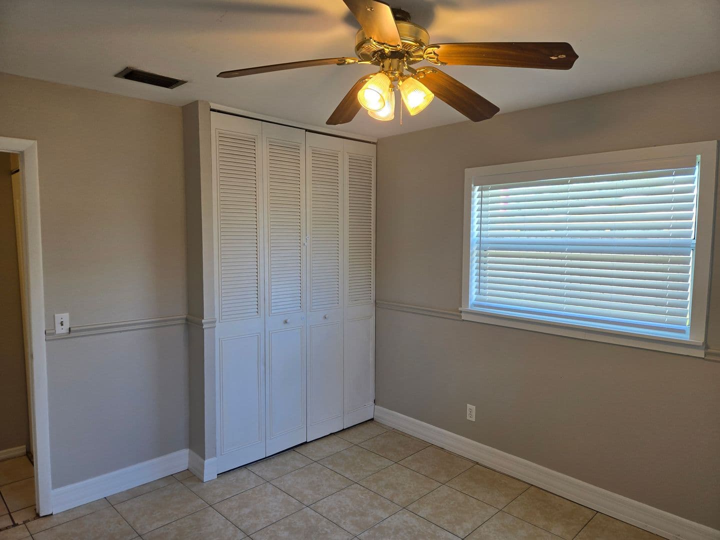 Melbourne House: 2216 Lakeview Dr