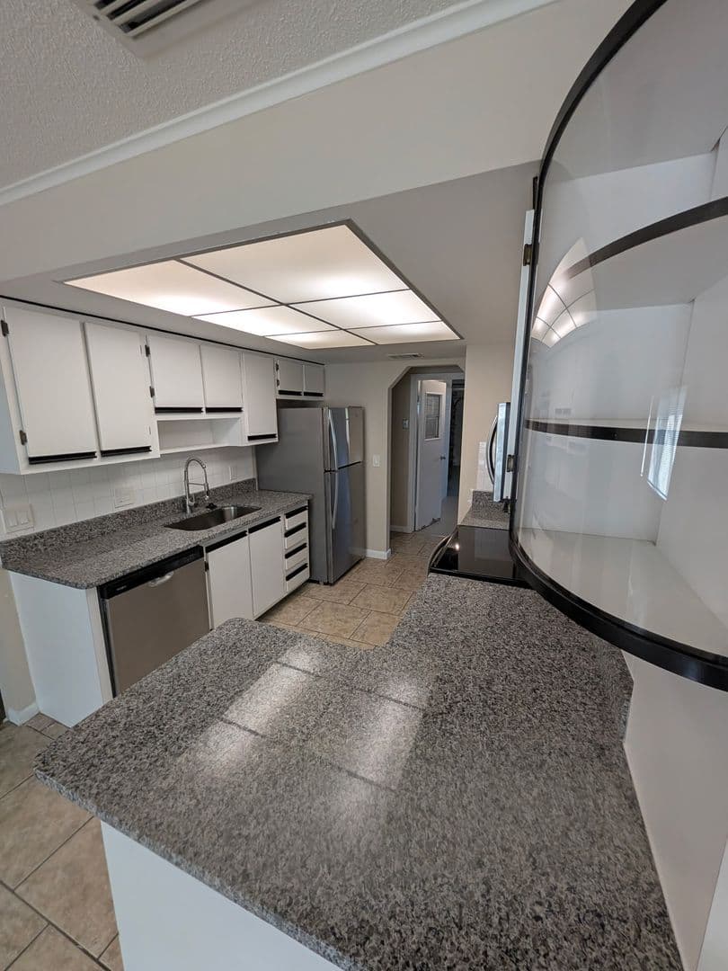Melbourne House: 511 Avignon Drive