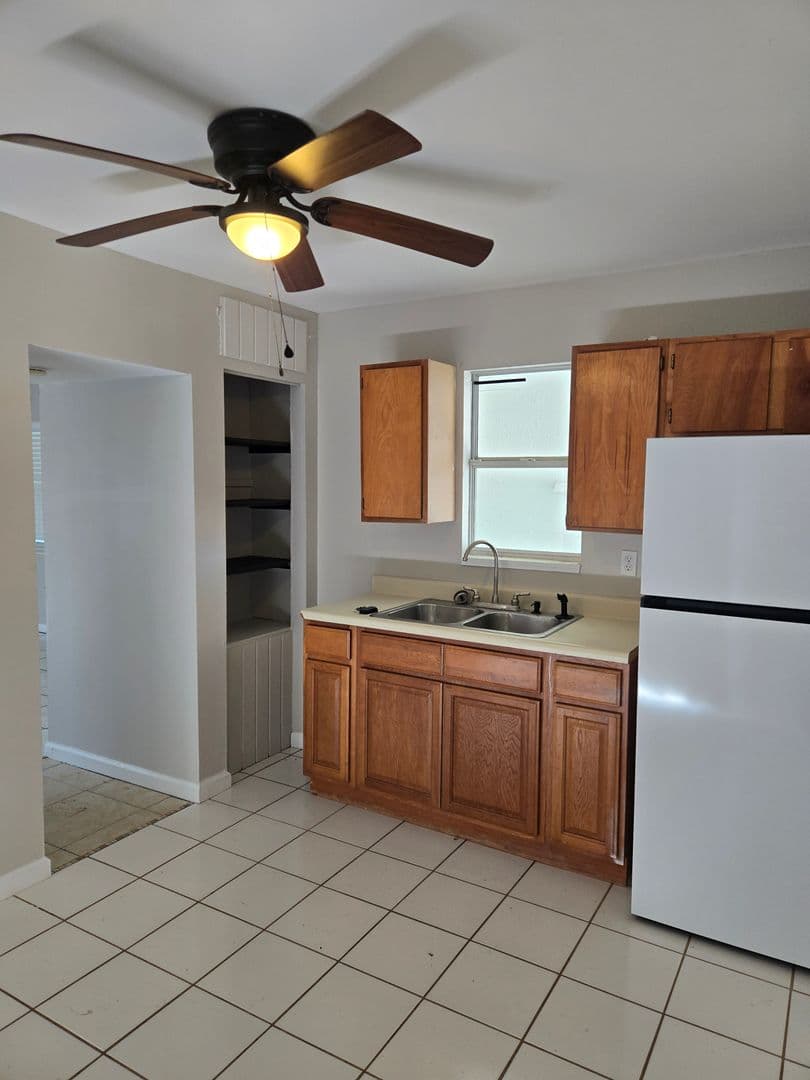 Melbourne House: 2216 Lakeview Dr
