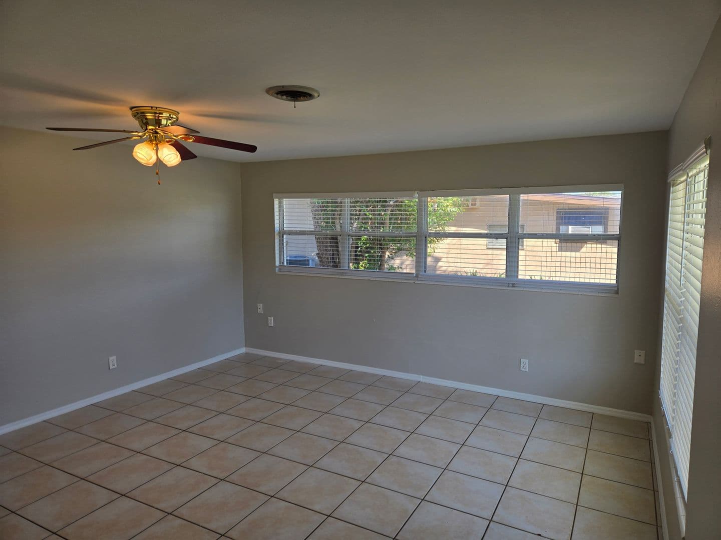 Melbourne House: 2216 Lakeview Dr