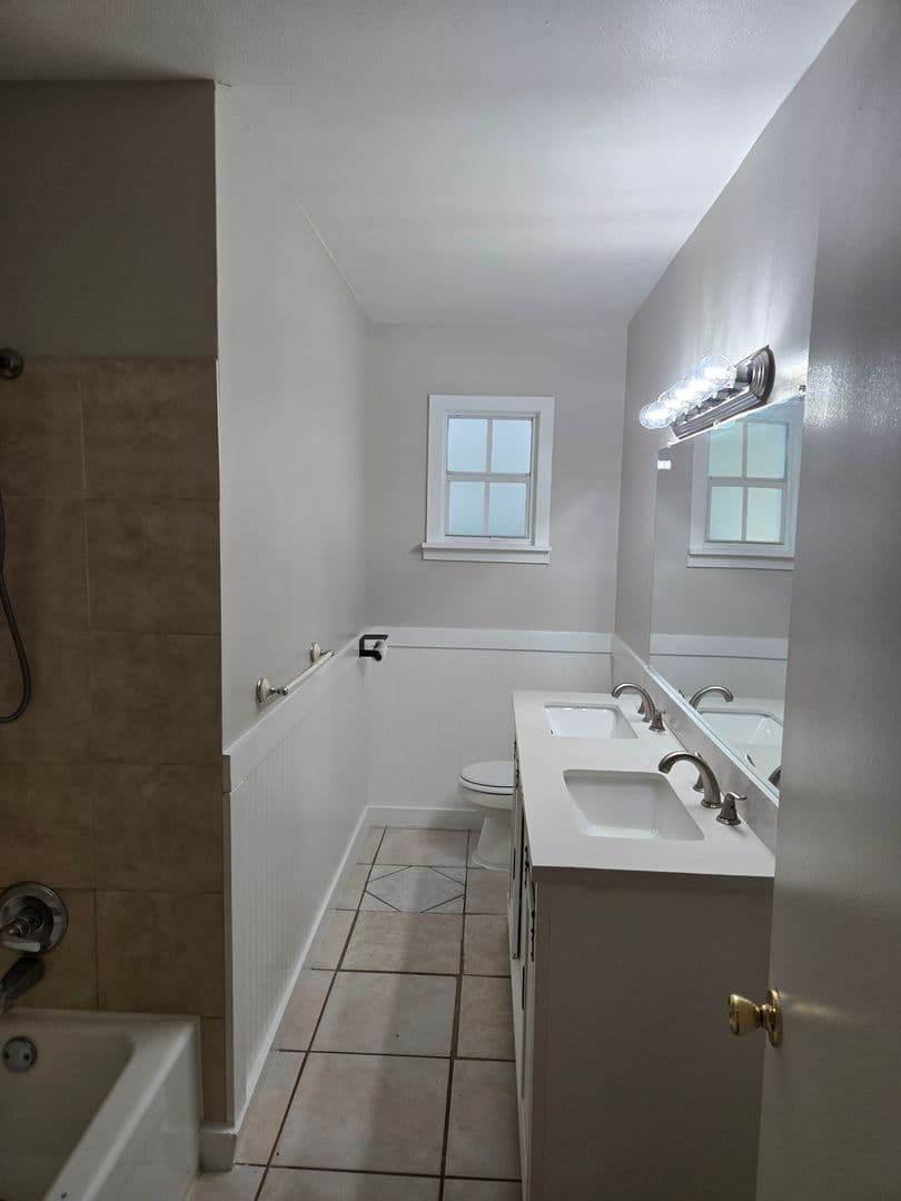 Melbourne House: 2216 Lakeview Dr
