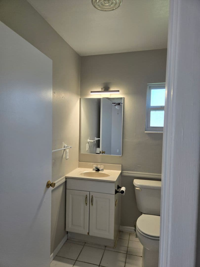 Melbourne House: 2216 Lakeview Dr