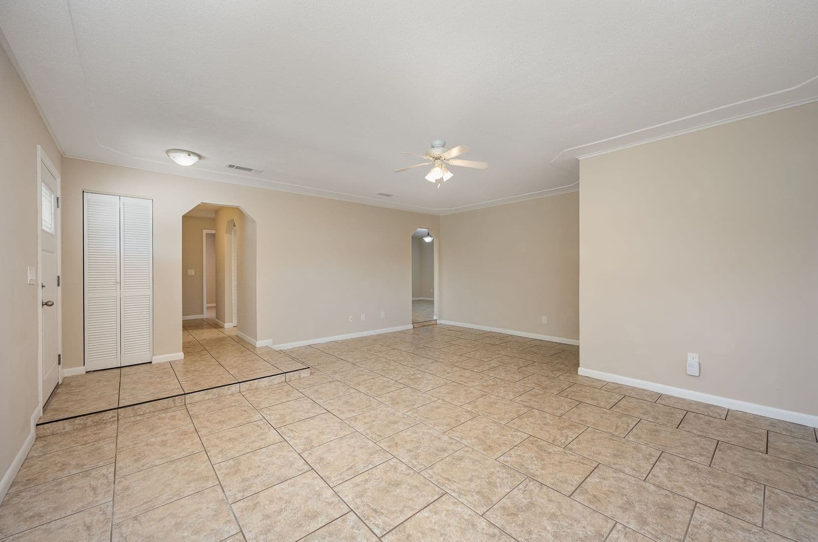 Melbourne House: 511 Avignon Drive