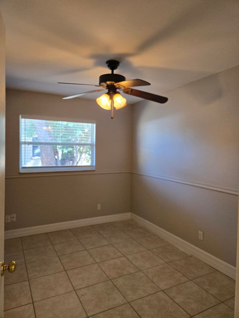 Melbourne House: 2216 Lakeview Dr