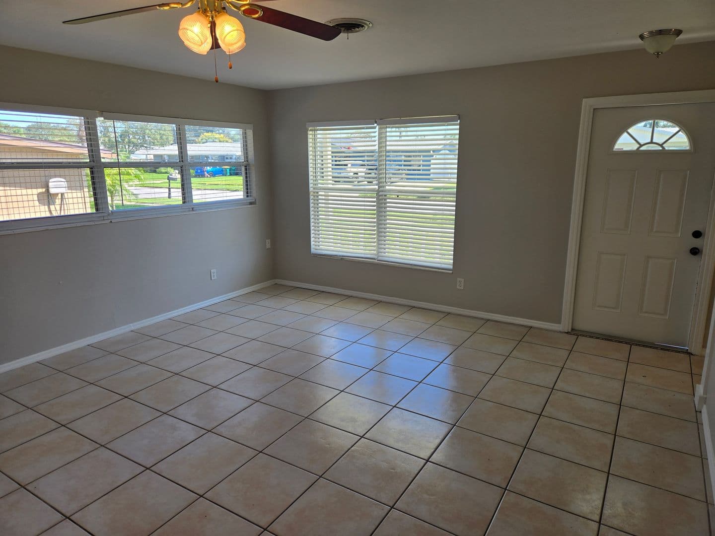 Melbourne House: 2216 Lakeview Dr