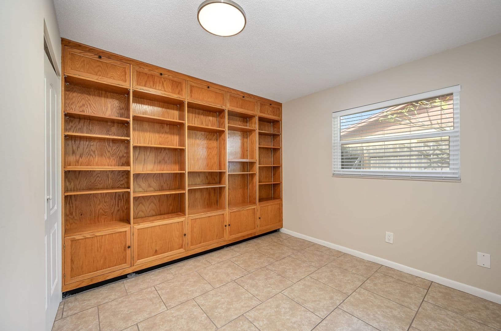 Melbourne House: 511 Avignon Drive