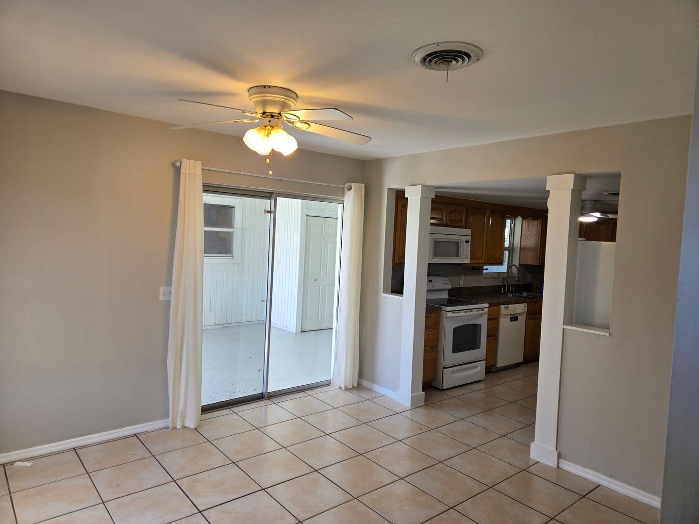 Melbourne House: 2216 Lakeview Dr
