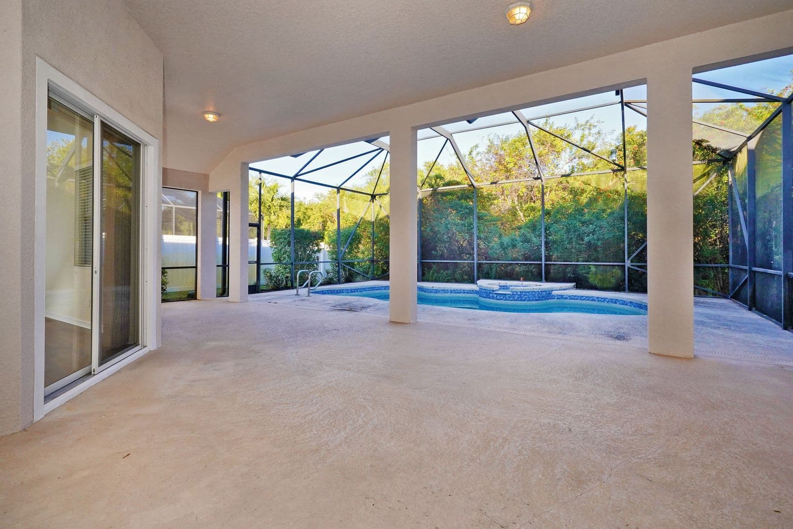 Melbourne House: 4449 Chastain Dr