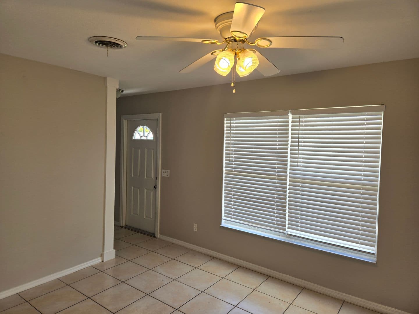 Melbourne House: 2216 Lakeview Dr