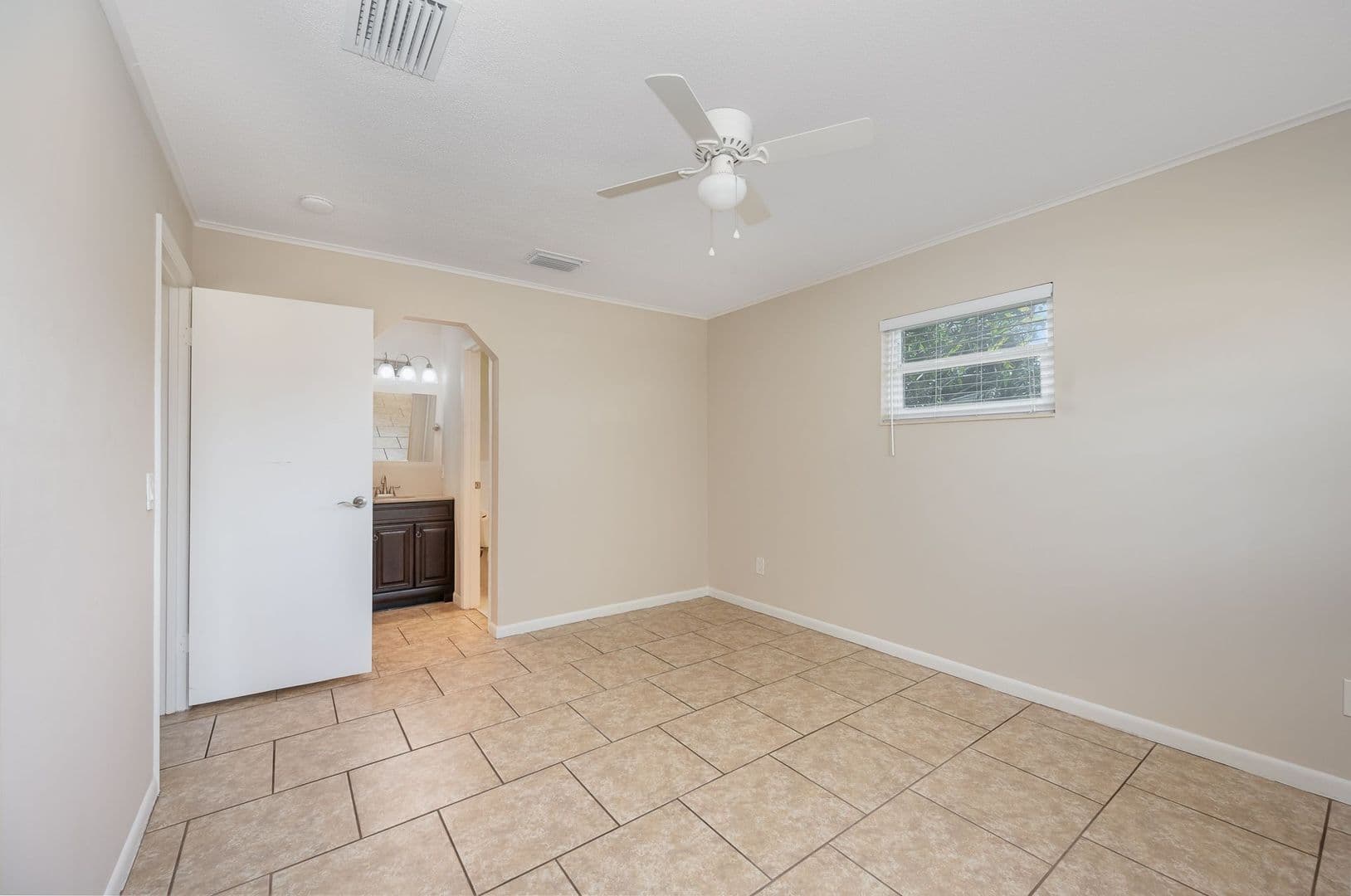 Melbourne House: 511 Avignon Drive