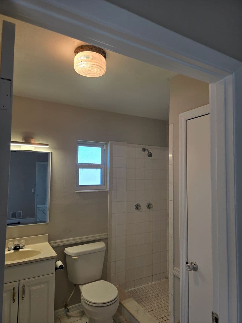Melbourne House: 2216 Lakeview Dr