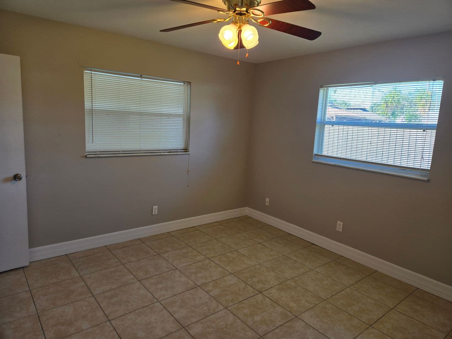 Melbourne House: 2216 Lakeview Dr