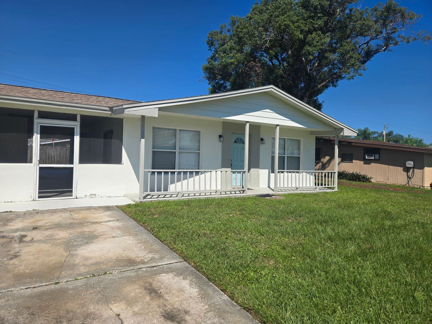 Melbourne House: 2216 Lakeview Dr