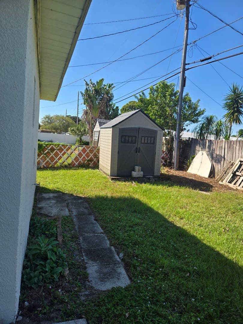 Melbourne House: 2216 Lakeview Dr