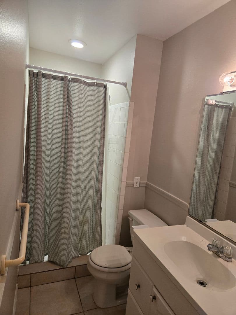 Melbourne House: 2216 Lakeview Dr