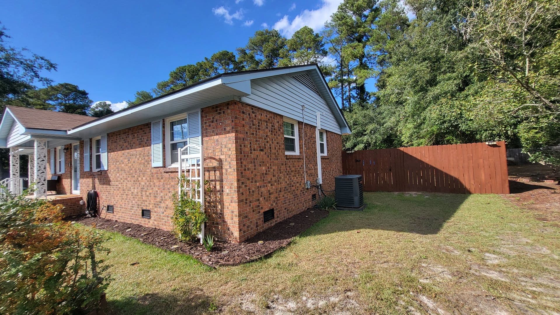 Maxton House: 102 W McLeod St