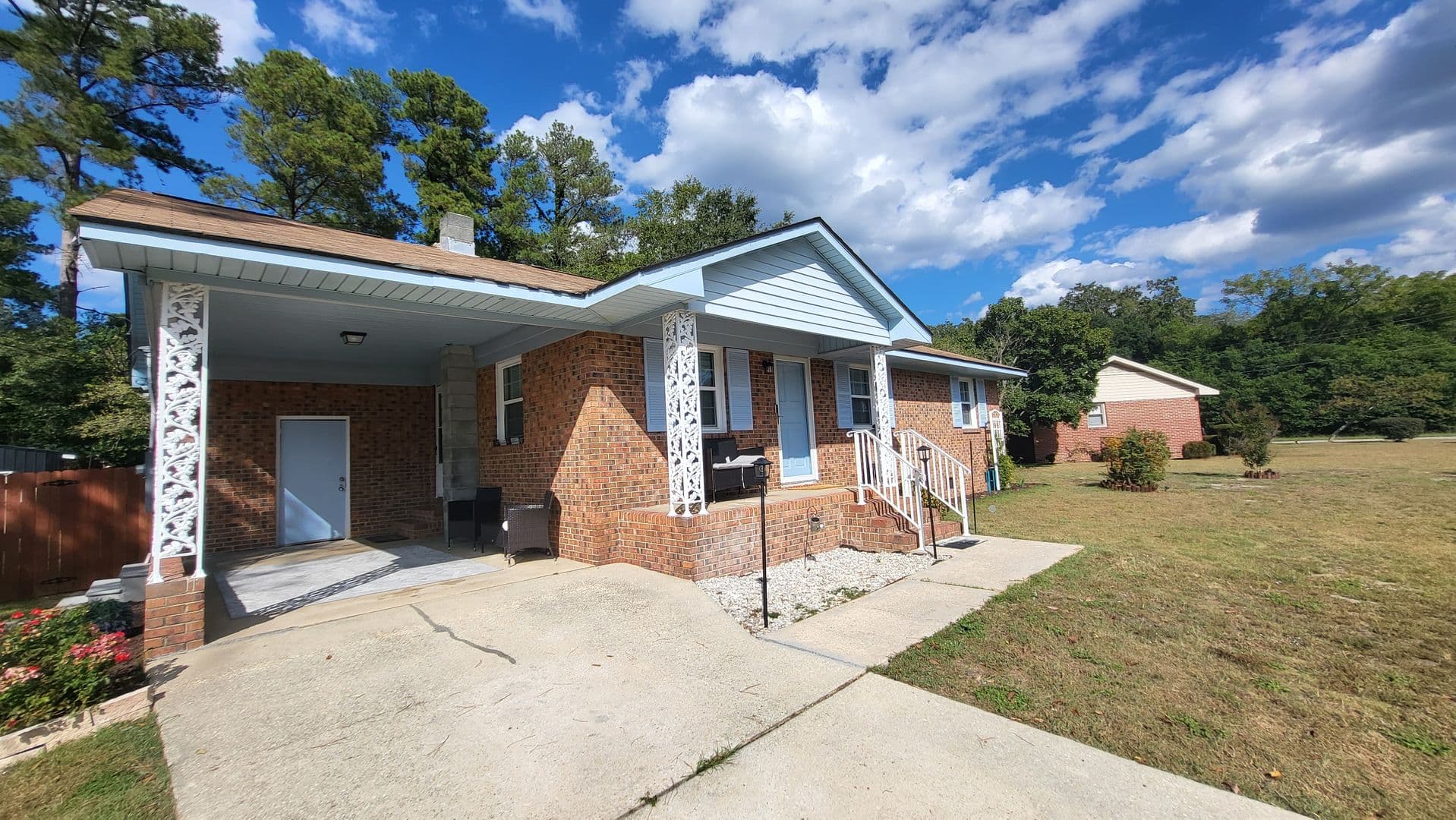 Maxton House: 102 W McLeod St