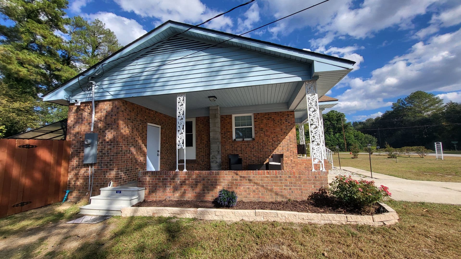 Maxton House: 102 W McLeod St