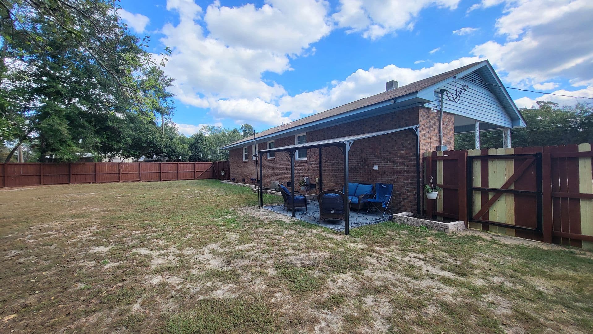 Maxton House: 102 W McLeod St