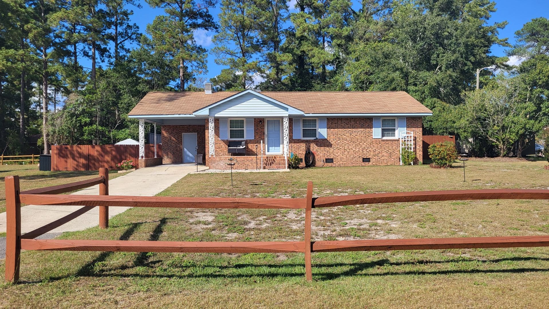 Maxton House: 102 W McLeod St