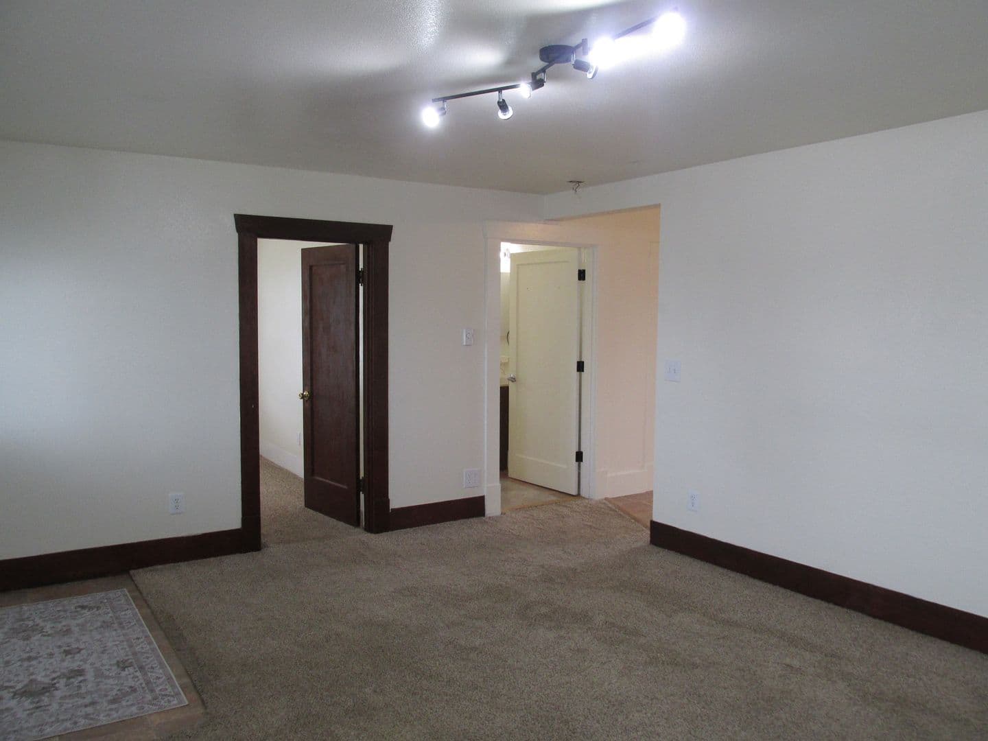 Burlington Apartment: 110-114 E Hazel Ave