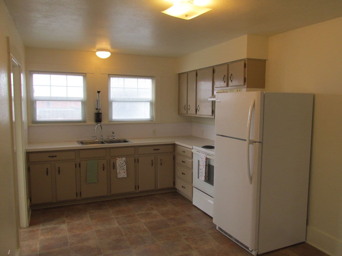 Burlington Apartment: 110-114 E Hazel Ave