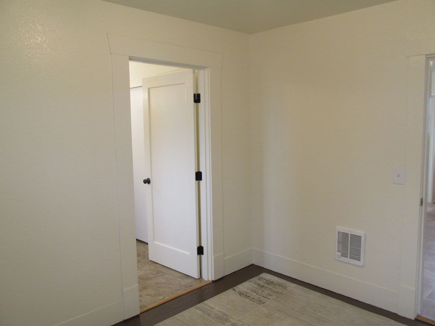 Burlington Apartment: 110-114 E Hazel Ave
