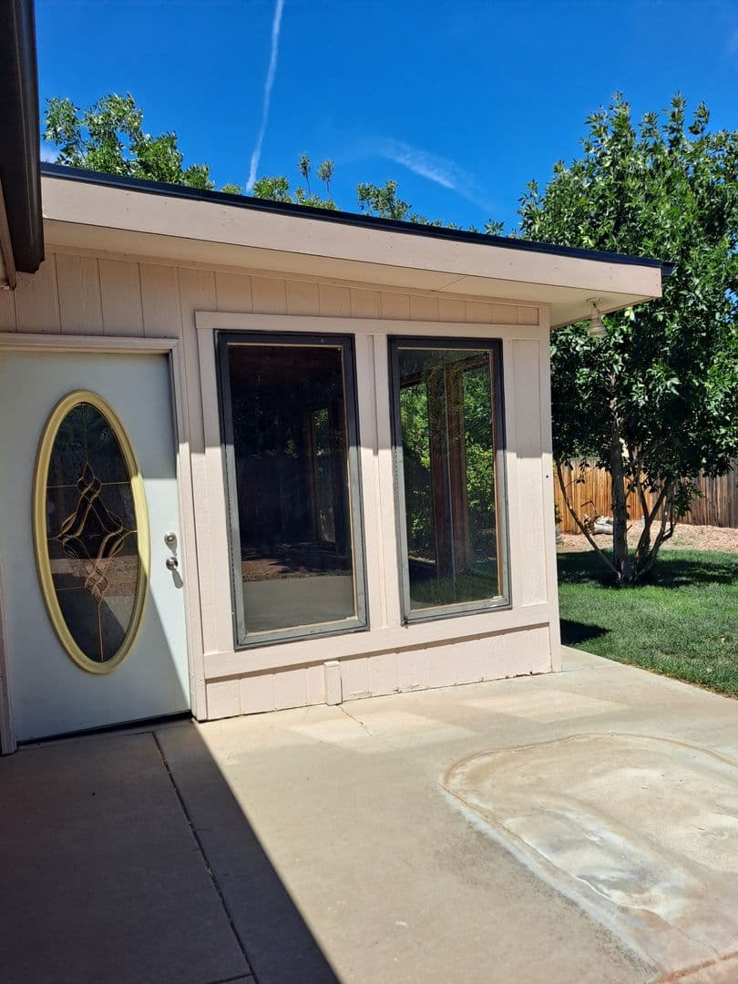 Pueblo House: 14 Kingsboro Way