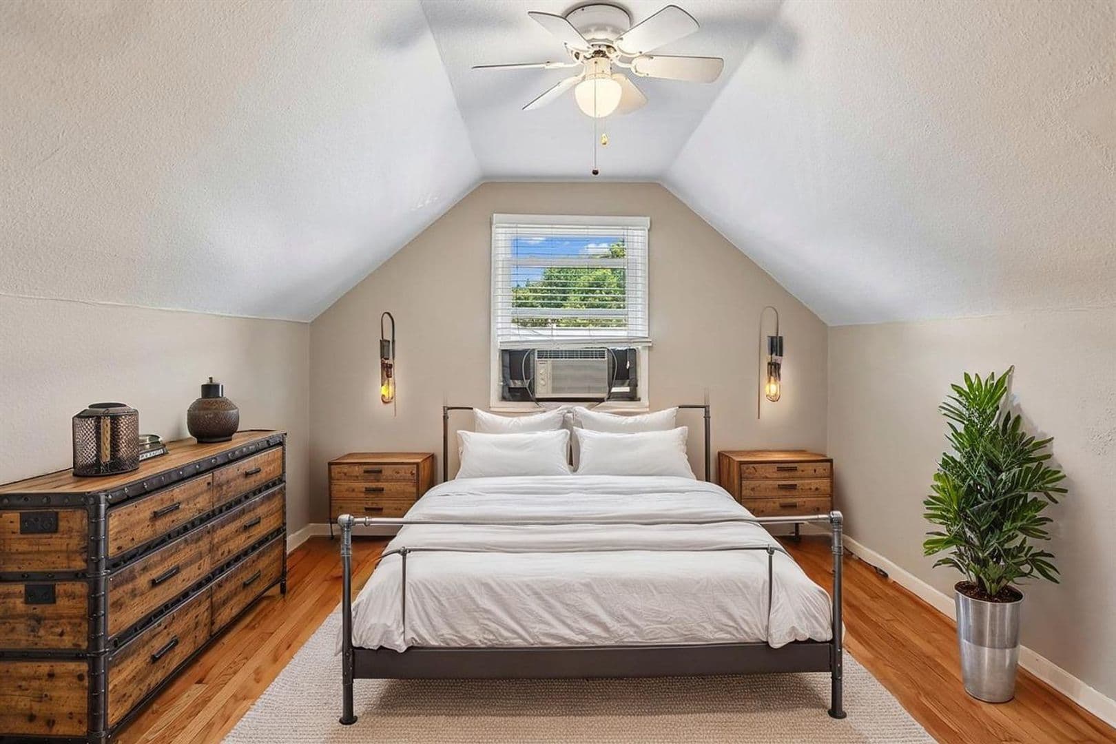 Kensington House: 11105 Stillwater