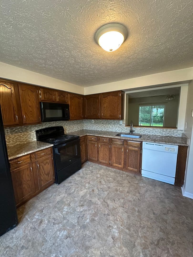 Marlton Townhome: 44 Waterview Ct