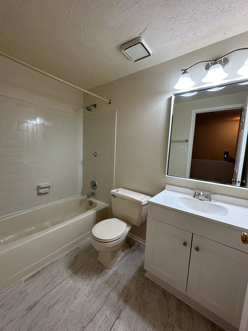 Marlton Townhome: 44 Waterview Ct
