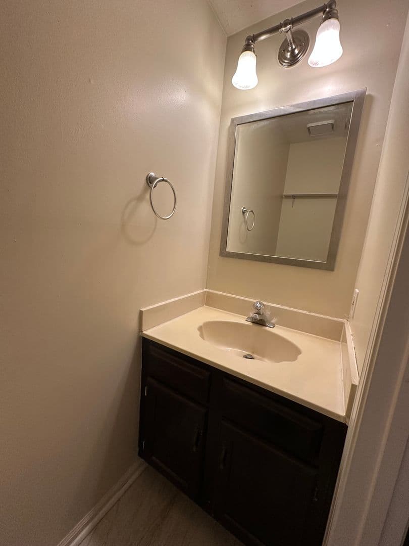 Marlton Townhome: 44 Waterview Ct